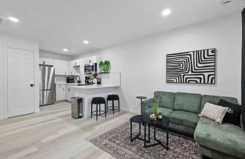 Haltom City Apartment | Modern 2BR Unit Hot Tub