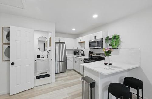 Haltom City Apartment | Modern 2BR Unit Hot Tub