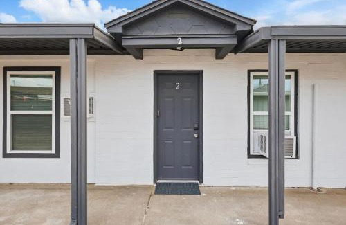 Haltom City Apartment | Modern 2BR Unit Hot Tub