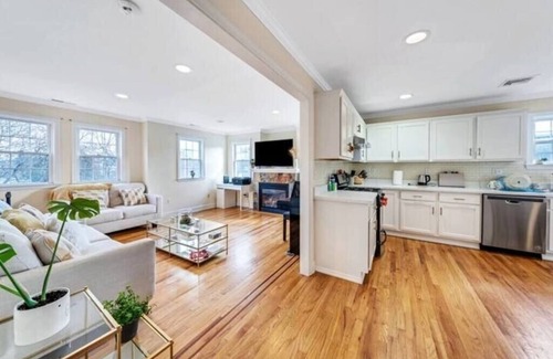 Stamford House | Modern 3 Bdrm Home w/Parking, Park Views, Backyard, King Bed | Near.