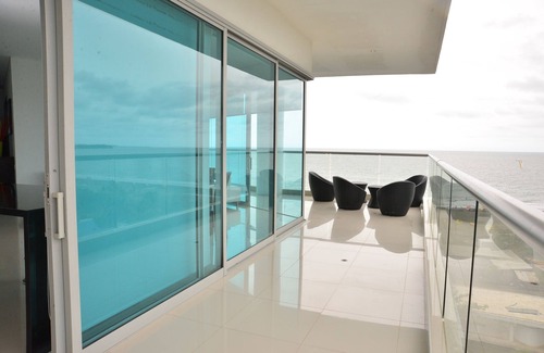 Cartagena District Apartment | Modern 3 Bedroom Apartment with sea-beach view