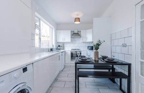 Stalybridge House | Modern 3-Bed, Ideal for Large Groups, Sleeps 7!