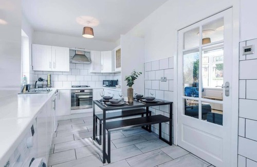 Stalybridge House | Modern 3-Bed, Ideal for Large Groups, Sleeps 7!
