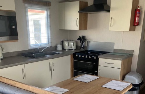Walton on the Naze House | Modern 3 bedroom caravan 5 minutes walk to the beach