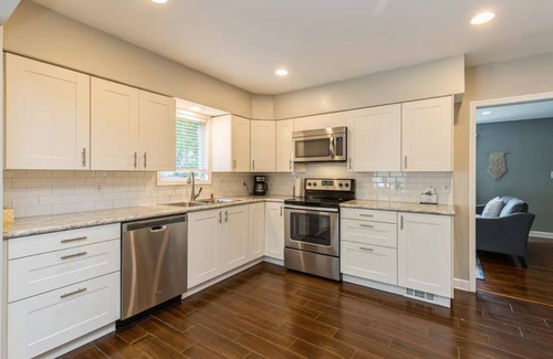 Des Moines House | Modern 3-Bed,2-Bath Retreat