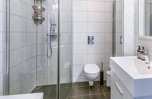 Grafarvogur Apartment | Modern 3-Bed Apt in Reykjavík: Home with Office & Terrace