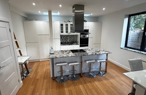 Brixton House | Modern 3-Bed Contemporary Home with Outdoor Dining – Walk to Park & Market!