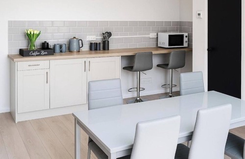 Leeds Apartment | Modern 3-Bed Duplex Apartment – Steps from Leeds Arena & City Centre