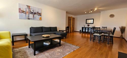 Palhais Apartment | Modern 3 Bed Flat - Beaches, Expo & City Fun - Your Gateway to Lisbon