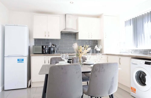 Leigh House | Modern 3 Bed Home with Parking & Garden
