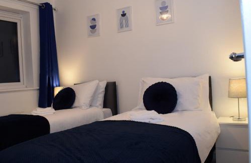Wolverhampton Apartment | Modern 3 Bed House