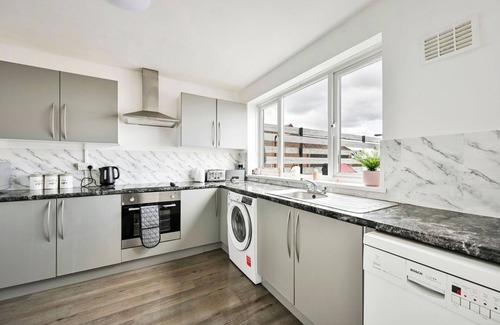 Epping Apartment | Modern 3-Bed Maisonette | Epping High St | Parking