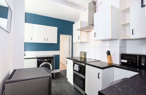 Southend-on-Sea House | Modern 3 Bedroom Home with Parking in Southend
