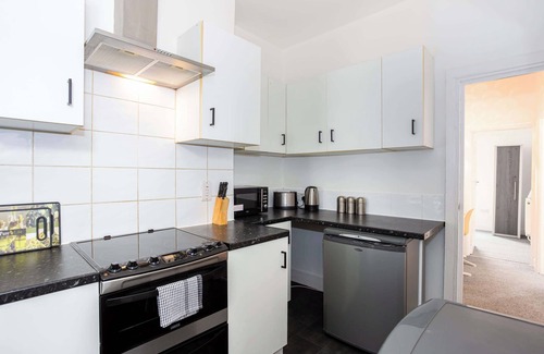 Southend-on-Sea House | Modern 3 Bedroom Home with Parking in Southend