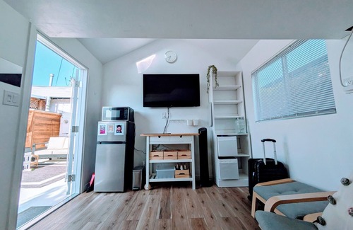 Torrance House | Modern 3 bedroom + ADU, jacuzzi, backyard, office