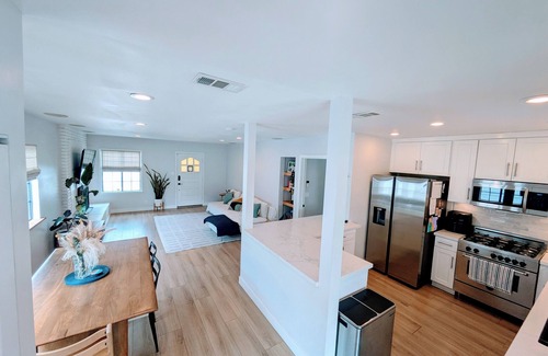 Torrance House | Modern 3 bedroom + ADU, jacuzzi, backyard, office