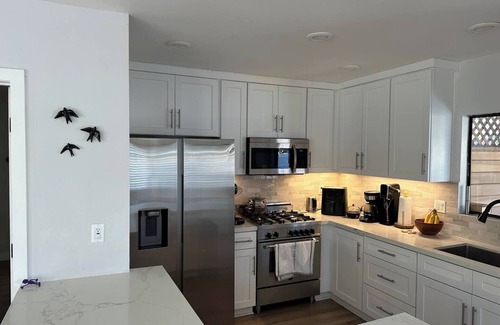 Torrance House | Modern 3 bedroom + ADU, jacuzzi, backyard, office