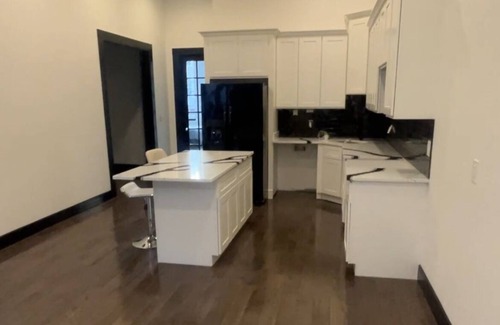 Downtown Baltimore Apartment | Modern 3-bedroom apartment in marvelous Baltimore with AC