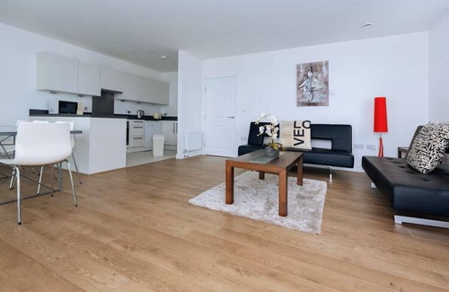 Peninsula Apartment | Modern 3 Bedroom Flat near O2 overlooking Thames