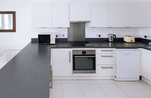 Peninsula Apartment | Modern 3 Bedroom Flat near O2 overlooking Thames