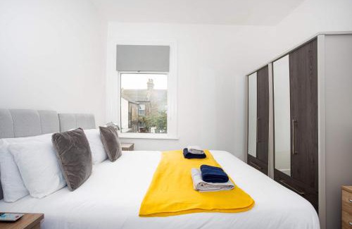 Southend-on-Sea House | Modern 3 Bedroom Home with Parking in Southend