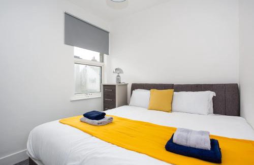 Southend-on-Sea House | Modern 3 Bedroom Home with Parking in Southend