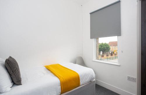 Southend-on-Sea House | Modern 3 Bedroom Home with Parking in Southend