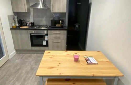Greetland House | Modern 3 Bedroom Holiday Home - Private Parking - sleeps 10 - 2 Min M62