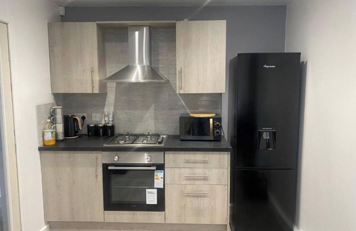 Greetland House | Modern 3 Bedroom Holiday Home - Private Parking - sleeps 12 - 2 Min M62