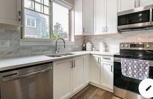 Abbotsford House | Modern 3 beds 3 baths luxury townhome in central location close SFU, mall, etc
