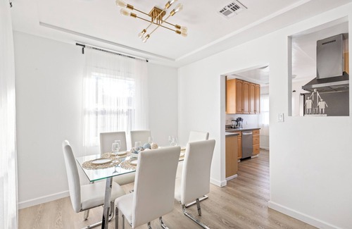 North Hollywood House | Modern 3BD Oasis with Pool-Jacuzzi, in Hollywood, Near Universal Studios