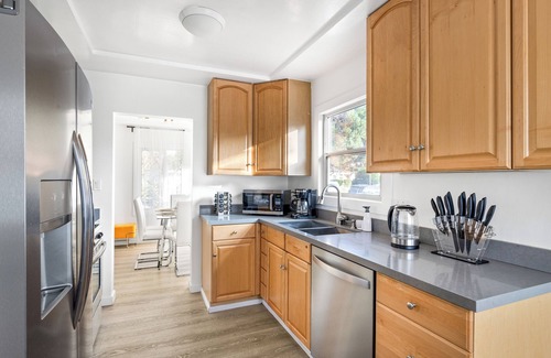 North Hollywood House | Modern 3BD Oasis with Pool-Jacuzzi, in Hollywood, Near Universal Studios