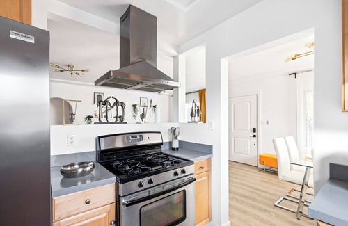 North Hollywood House | Modern 3BD Oasis with Pool-Jacuzzi, in Hollywood, Near Universal Studios