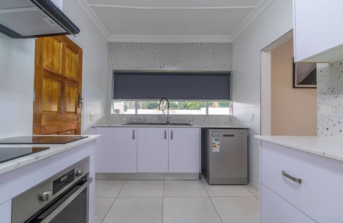 Kempton Park House | Modern 3bed House - Johannesburg Airport - In Security Complex with Pool