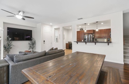 Folsom House | Modern 3BR/3BA Folsom Retreat