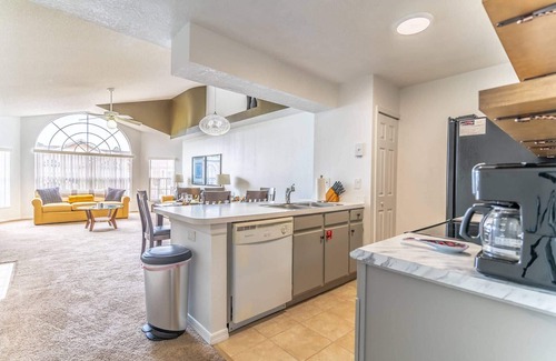 Campbell Condo | Modern 3BR Condo at Royal Palm Bay | Sleeps 8