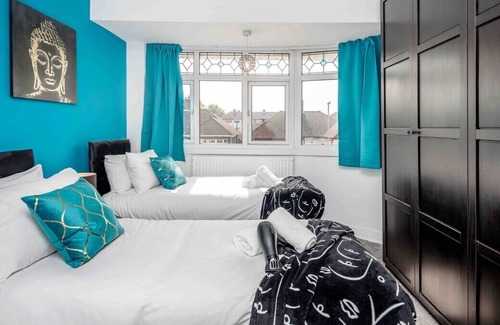 Luton House | Modern 3BR Contractor House. Parking, Wifi + M1