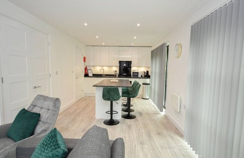 Manchester Apartment | Modern 3BR/2BA w/Free Parking | Manchester M4