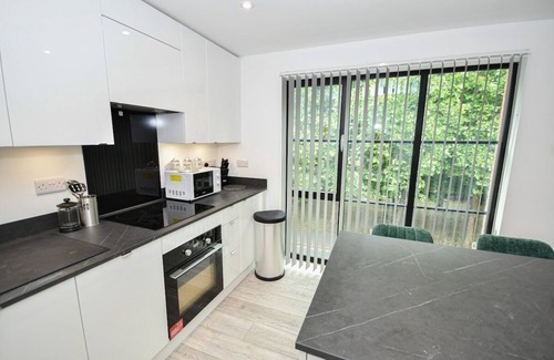 Manchester Apartment | Modern 3BR/2BA w/Free Parking | Manchester M4