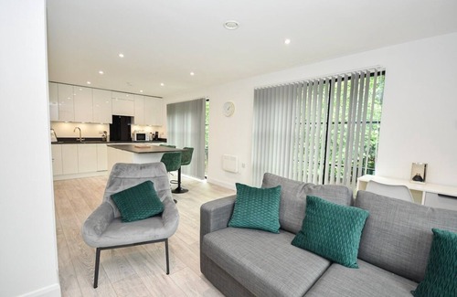 Manchester Apartment | Modern 3BR/2BA w/Free Parking | Manchester M4