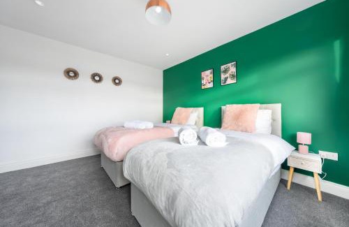 Langley Marish Apartment | Modern 3BR Home, Sleeps 5, Contractor Deal -Friendly, Near M25, Free Parking