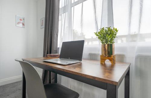 Langley Marish Apartment | Modern 3BR Home, Sleeps 5, Contractor Deal -Friendly, Near M25, Free Parking