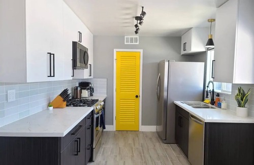 Paradise House | Modern 3BR house next to Airport & Strip!