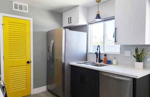 Paradise House | Modern 3BR house next to Airport & Strip!