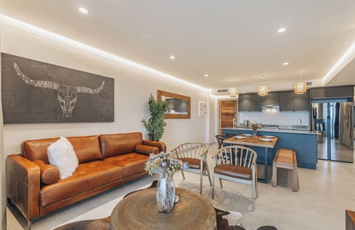 Umhlanga Ridge Apartment | Modern 3BR , Ocean Views & Near Gateway Mall