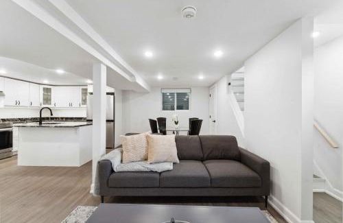 Bells Corners Apartment | Modern 3BR Suites