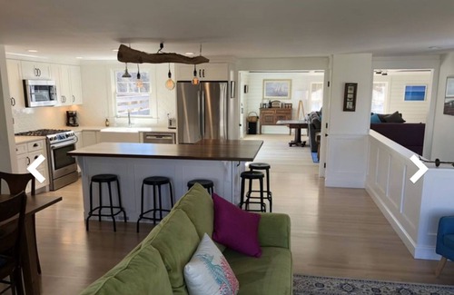 Dennis House | Modern 4 BDR Northside Dennis Beach House w/Central A/C