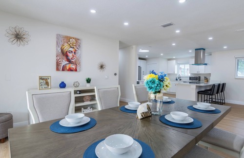 Orlando House | Modern 4 Bed 2 Bath home with a pool, King bed sleeps 10 in Orlando close to UCF