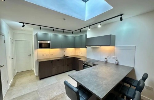 Huddersfield House | Modern 4 bed 4 en-suite house - Great location