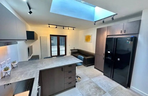 Huddersfield House | Modern 4 bed 4 en-suite house - Great location